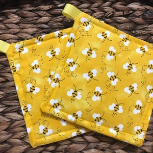 Bee Kitchen Potholder Set- Hot Pads- Kitchen Potholders- Pot Holders- Kitchen Pot Holder Set