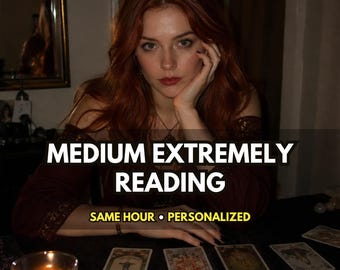 Könnte beinhalten: Eine Person mit langem kastanienbraunem Haar in einem dunkelroten schulterfreien Oberteil, platziert hinter einem Tisch mit Tarotkarten und einer brennenden Kerze. Text: MEDIUM EXTREMELY READING, SAME HOUR • PERSONALIZED und @MYSTICAURALIGHT.