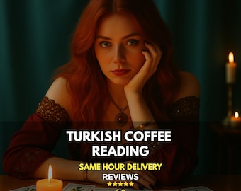 Puede incluir: Imagen que promociona lecturas de café turco. Una mujer pelirroja con un vestido burdeos está sentada en una mesa con cartas del tarot y una vela encendida. El texto de la imagen dice "LECTURA DE CAFÉ TURCO" y "ENTREGA EN EL MISMO DÍA".