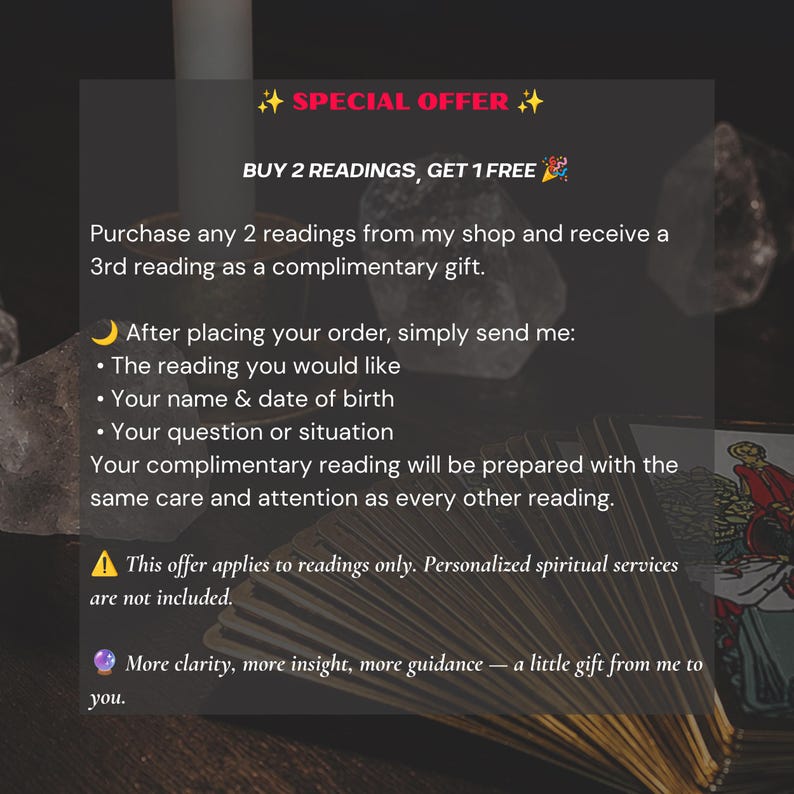 K&ouml;nnte beinhalten: Eine digitale Grafik mit dunklem Hintergrund, die eine wei&szlig;e Kerze, Kristalle und einen F&auml;cher aus Tarotkarten zeigt. Der Text lautet: SPECIAL OFFER, BUY 2 READINGS, GET 1 FREE. Er enth&auml;lt Anweisungen f&uuml;r die Bestellung von Lesungen und Angaben.