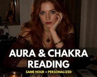 Könnte beinhalten: Eine Person mit langem kastanienbraunem Haar trägt ein dunkelrotes schulterfreies Oberteil mit Goldbesatz, eine Goldkette und ein Goldarmband. Text: @MYSTICAURALIGHT AURA & CHAKRA READING SAME HOUR • PERSONALIZED. Tarotkarten und eine brennende Kerze.