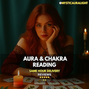 Può includere: Una donna con i capelli rossi e un vestito bordeaux è seduta a un tavolo con carte dei tarocchi e una candela accesa. Il testo "Aura & Chakra Reading" e "Same Hour Delivery" è visualizzato.