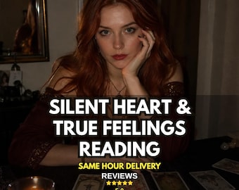 Könnte beinhalten: Eine Person mit langem rotem Haar in einem dunkelroten schulterfreien Oberteil, hinter einem Tisch mit Tarotkarten und einer brennenden Kerze. Text: SILENT HEART & TRUE FEELINGS READING, SAME HOUR DELIVERY, REVIEWS 5.0, @MYSTICAURALIGHT.