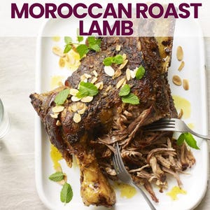 Ricetta dell'agnello arrosto marocchino per l'arrosto della domenica, piatto principale speziato per la cena, piatto da forno in un'unica pentola, scheda ricetta per pasti in famiglia e occasioni speciali