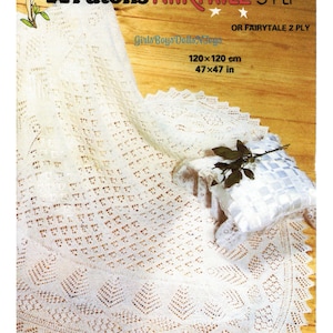 Peut inclure: Une couverture de bébé en crochet blanc avec un motif de dentelle délicat. La couverture mesure 120 cm sur 120 cm. Le motif s'appelle "Fairytale" et est réalisé avec du fil Patons.