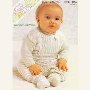 Peut inclure: Un bébé portant un ensemble de barboteuse en tricot crème avec des chaussettes et un pull assortis. La barboteuse a un motif texturé et des bretelles. L'image comprend le texte "Patons BABY COTTON DOUBLE KNITTING" et "Girls Boys Dolls N Toys".