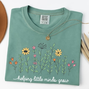 Comfort Colors® Lehrer-Shirt, helfen kleinen Köpfen wachsen Shirt, Lehrer Wertschätzung, Lehrer Geschenke, Lehrer Floral Shirt, Wildblumen Shirt