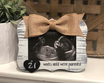 Regalo para futuros padres: Marco de pizarra con cuenta regresiva para el embarazo y marco para ecografía.