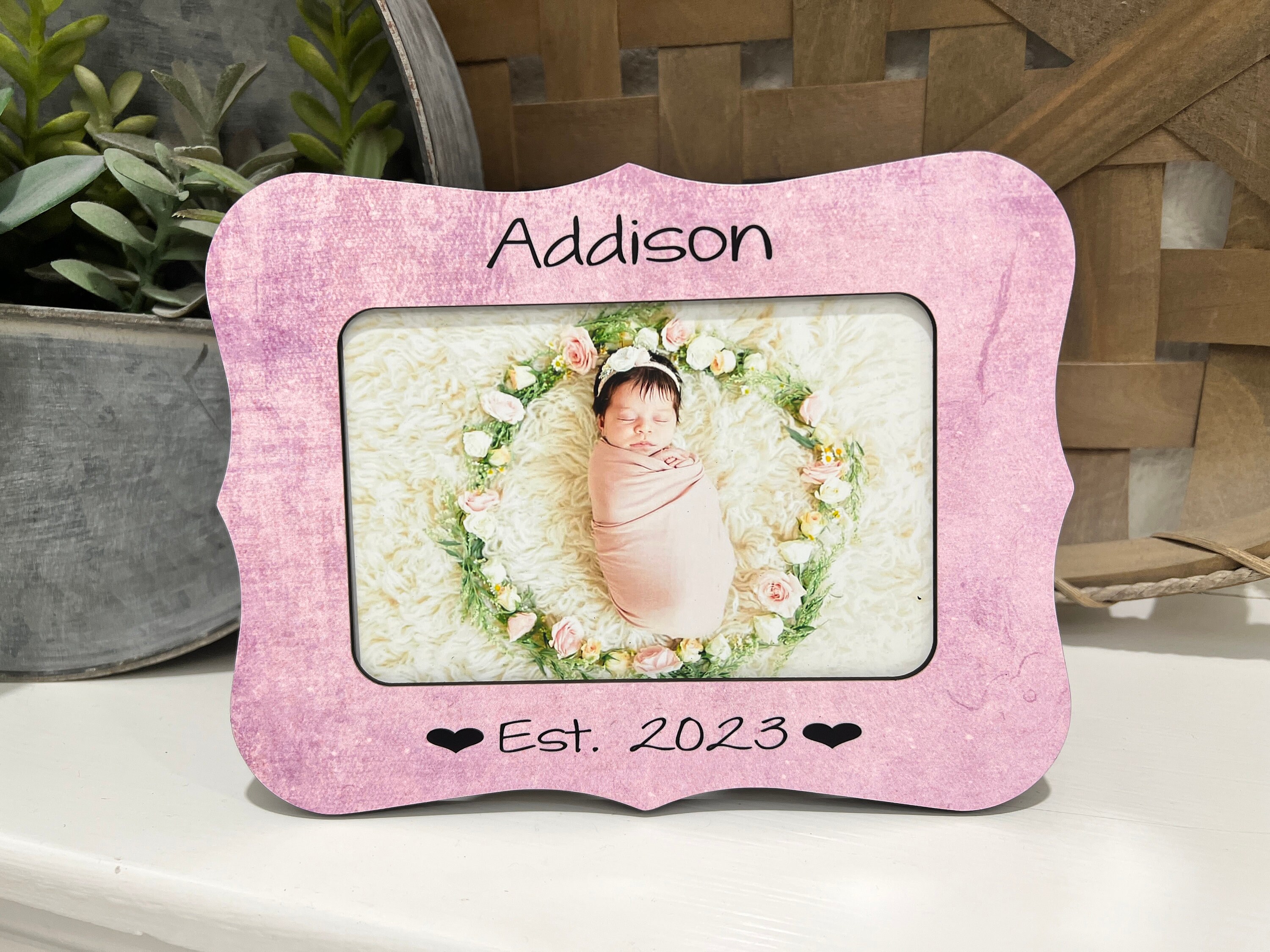 Marco personalizado para bebé niña: regalo personalizado para recién nacida con nombre y año estimado. Regalo de baby shower para padres primerizos, hermana o amiga.