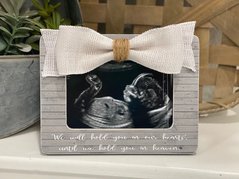 Regalo por la pérdida de un bebé Regalo por un aborto espontáneo Regalo por el duelo Te llevaremos en nuestros corazones hasta que te tengamos en el cielo Marco de fotos de ultrasonido imagen 1