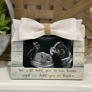 Regalo por la pérdida de un bebé Regalo por un aborto espontáneo Regalo por el duelo Te llevaremos en nuestros corazones hasta que te tengamos en el cielo Marco de fotos de ultrasonido imagen 2