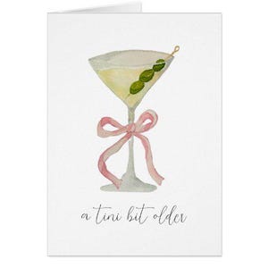 Carte de voeux d'anniversaire martini avec noeud « un peu plus âgée » peinte à la main - parfaite pour les anniversaires et plus encore