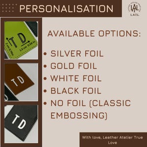 Puede incluir: Imagen de etiquetas de cuero personalizadas con las iniciales "TD". Opciones disponibles: plata, oro, blanco y negro, adem&aacute;s de relieve cl&aacute;sico. Las etiquetas miden 2 cm x 1,5 cm.