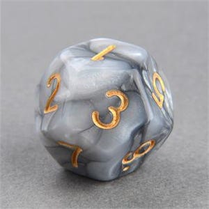 以下が含まれることがあります： 金色の数字が入った、大理石模様のグレーと白のD20サイコロ。20面ダイスは、テーブルトップRPG用に設計されています。数字は渦巻く背景に対してはっきりと見えます。