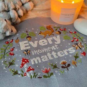 すべての瞬間が大切です。素朴なクロスステッチパターン、リスの刺繍花のパターン、PDFの即時ダウンロード