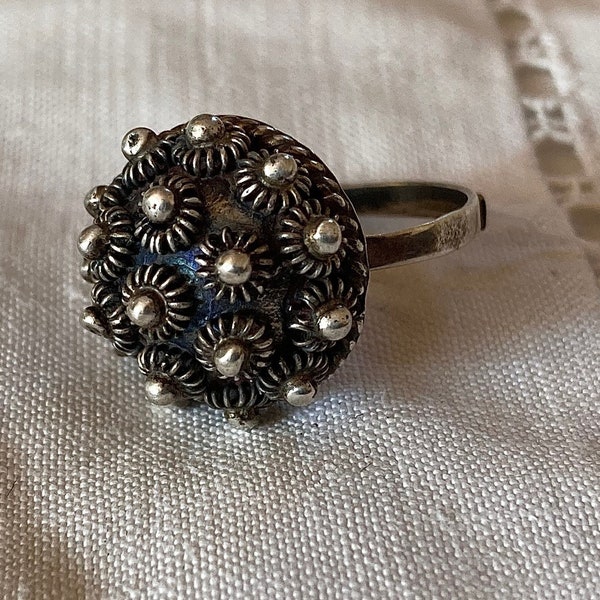 1950s Exquisitely Intricate Georgian Revival Domed Signed Mexican Zeeuwse Knopen Sterling Silver Filigree Cannetille Ring