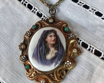 Década de 1930 Art Nouveau Victorian Revival Era Pintado Cameo Retrato y Micro Semilla Perla Turquesa Bronce Rococó Collar