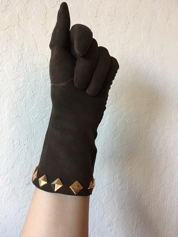 1960s Pyramid Studded Dark Cocoa Suede Gloves - image 4