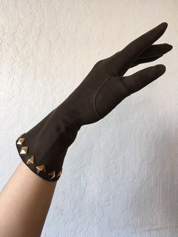 1960s Pyramid Studded Dark Cocoa Suede Gloves - image 3