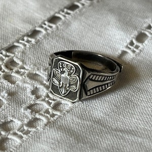 1950s United States GirlScouts Sterling Silver Sculpted Eagle Crest Girl Scout Signet Ring Adjustable