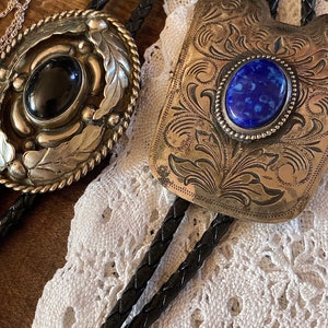 1970s Etched Silver & Turquoise Cobalt Blue Cabochon Western Bolo Tie Necklace