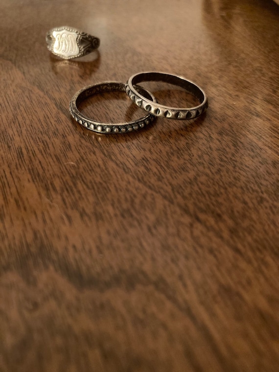 1960s Sterling Silver Hand Pie Molding Ring Band Gem