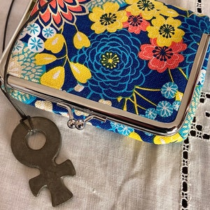 1970s Revival 90s Y2K Groovy Flower Power Daisy Wallet Patent Leather Change Purse