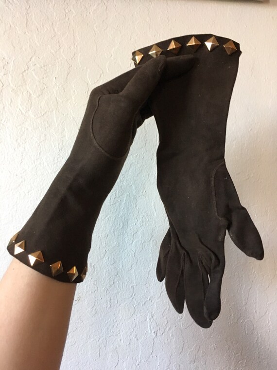 1960s Pyramid Studded Dark Cocoa Suede Gloves - image 2