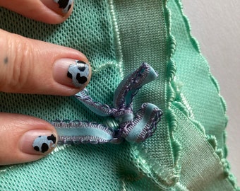 Braguitas moldeadoras con ribete de encaje y lazo azul huevo de Robins 1960s