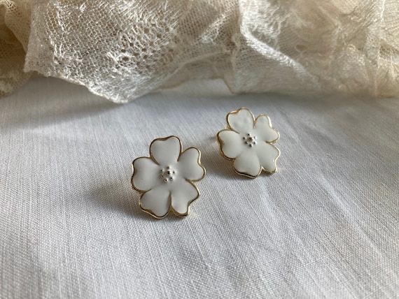 1950s Cute Mid Century Enamel White Daisy Post Earrings