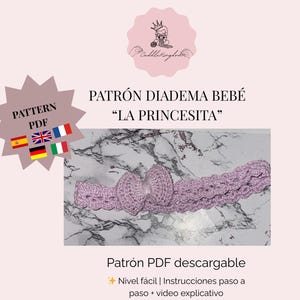 Puede incluir: Una diadema de crochet rosa con un lazo en el centro. La diadema está etiquetada como "PATRÓN DIADEMA BEBÉ "LA PRINCESITA" y "Patrón PDF descargable".