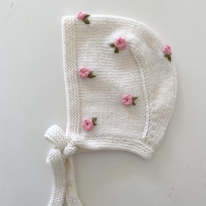 Touca de bebê feita à mão com bordado de rosas - touca de bebê em lã merino - touca bordada para bebê/criança