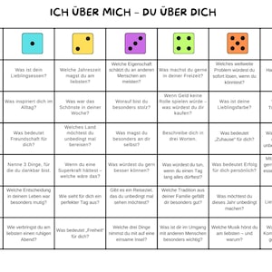 Może przedstawiać: Kolorowa plansza do gry z kostkami i pytaniami w języku niemieckim. Plansza jest podzielona na 9 pól z różnokolorowymi kostkami w każdym polu. Pytania dotyczą osobistych preferencji, wartości i doświadczeń. Tytuł gry to "Ich über mich - Du über dich", co tłumaczy się jako "O mnie - O tobie".