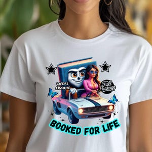 Booked For Life カップルシャツ PNG – かわいい本のキャラクターと妻の車への乗車、お揃いのカップルのデジタルダウンロード、ロマンチックな記念日の贈り物、本好き