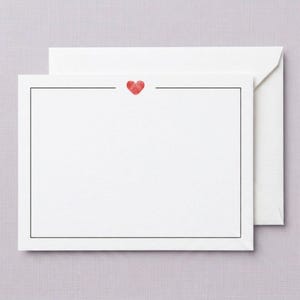 Puede incluir: Juego de papelería blanco con una tarjeta en blanco con borde negro y un pequeño corazón rojo en la parte superior. Incluye un sobre blanco a juego. Ideal para notas personales.