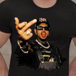 クリス・ブラウン ブリージーボウル XX ツアー 2025 ミドルフィンガー シャツ、クリス・ブラウン Tシャツ、クリス・ブラウン コンサート 2025 シャツ、クリス・ブラウン ツアー、ヒップホップ Tシャツ