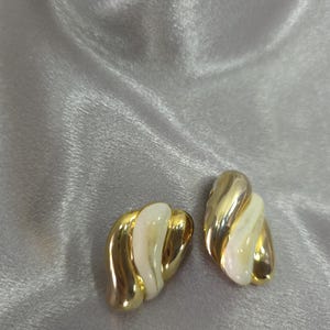 Woman&#39;s clip-on earrings, gold tone vintage  jewellery