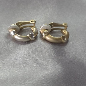 Woman&#39;s clip-on earrings, gold tone vintage