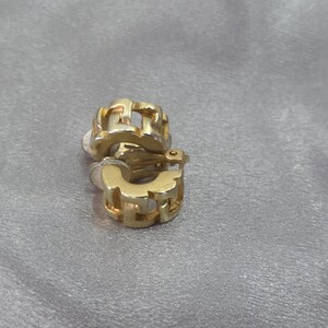 Woman&#39;s clip-on earrings, gold tone, vintage