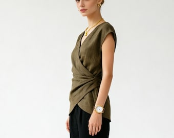 Aanpasbare dameswikkeltop van puur linnen: V-hals, mouwloos, asymmetrische zoom, ademende zomerblouse