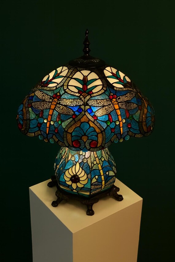 アンティーク調のトンボ柄ステンドグラステーブルランプ