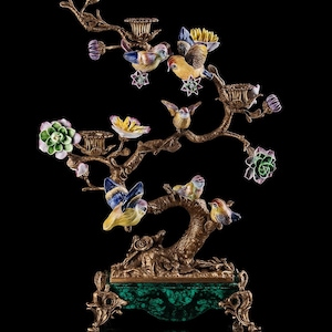 Könnte beinhalten: Ein dekorativer Bronzekandelaber mit einem Baumdesign mit bunten Vögeln und Blumen. Der Sockel ist eine grüne Malachitbox mit aufwendigen Bronzedetails. Die Vögel haben gelbe, blaue und rote Federn.