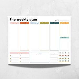 K&ouml;nnte beinhalten: Ein wei&szlig;er Wochenplaner mit dem Text "the weekly plan" in Schwarz. Der Planer hat Abschnitte f&uuml;r jeden Wochentag, eine To-Do-Liste, einen Brain-Dump-Bereich und einen Abschnitt f&uuml;r kleine Gewohnheiten. Die Wochentage sind farbig.