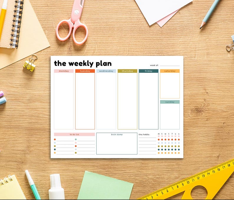 K&ouml;nnte beinhalten: Ein wei&szlig;er Wochenplaner mit dem Text "the weekly plan" oben. Der Planer hat Abschnitte f&uuml;r jeden Wochentag, eine To-Do-Liste, einen Brainstorming-Bereich und einen Bereich f&uuml;r kleine Gewohnheiten. Eine rosa Schere und ein gelbes Lineal sind ebenfalls sichtbar.