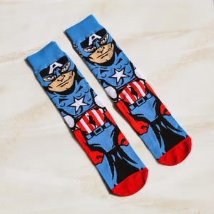 キャプテン・アメリカ ソックス | マーベル スーパーヒーロー キャラクター ソックス | アベンジャーズ ソックス UK 5～10 (EU 38～44 / US 7～11) | 彼と彼女へのギフト | ハッピーソックス UK