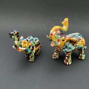 Vintage Mosaik Elefantenstatuen 2er-Set - Emaille-Marmor-Staubfiguren im Gaudi-Stil - Buntes, von Barcelona inspiriertes Dekor