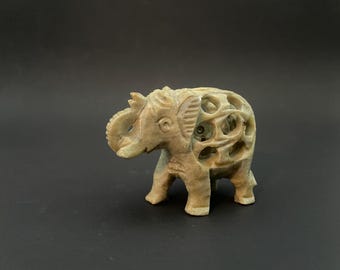 ヴィンテージの彫刻が施されたソープストーンの象/お腹の中にいる