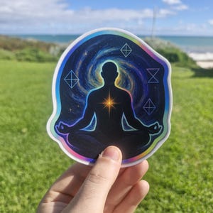 Sticker méditation cosmique – Vinyle découpé mat | Art de la méditation spirituelle | Sticker énergie céleste | Décoration pour ordinateur portable et journal