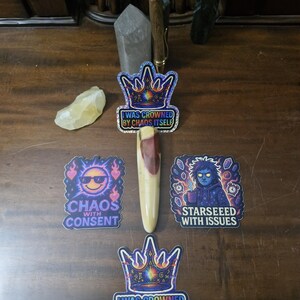 Pacote de adesivos Coroado pelo Caos • Pacote de adesivos espirituais com 4 peças • Adesivos engraçados de sementes estelares • Presente de humor cósmico