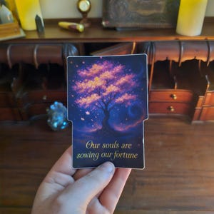 Le nostre anime seminano la nostra fortuna / Adesivo albero cosmico / Adesivo in vinile per la crescita spirituale / Arte esoterica per diari e altari